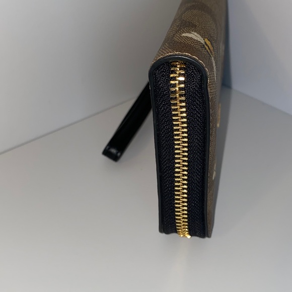 Coach Logo with Bee Print Wristlet Zip Around Accordion Style Wallet Like New - Picture 5 of 12